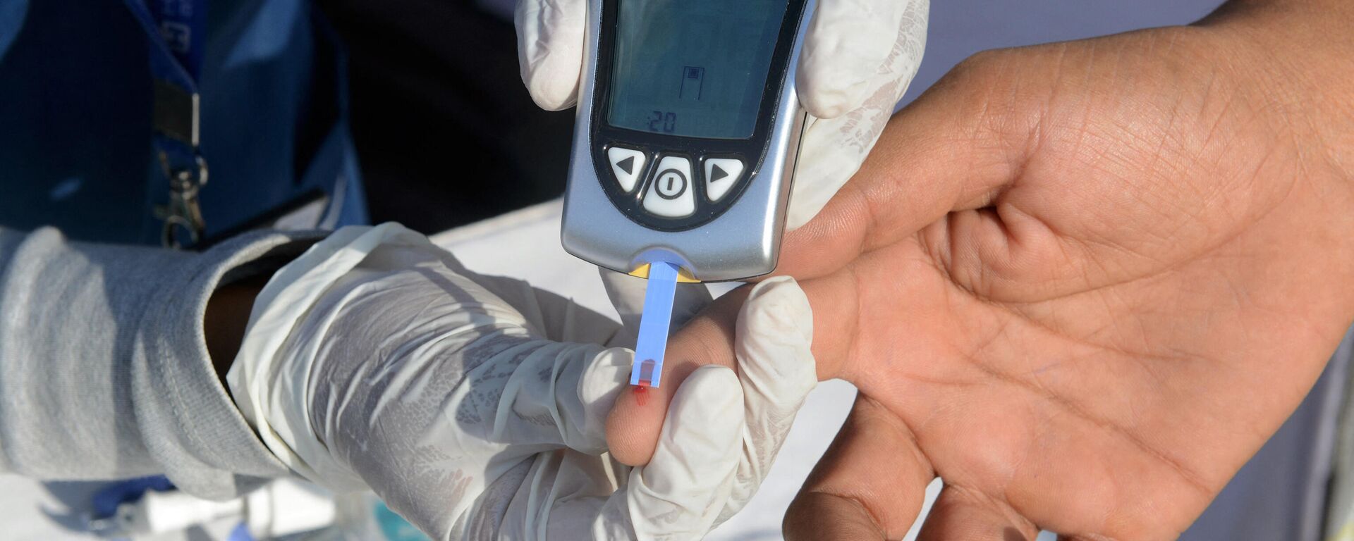 An Indian nurse (L) collects a blood sample from a policeman using a glucometer at a free diabetic health check-up camp on World Health Day in Hyderabad on April 7, 2016.  - Sputnik International, 1920, 14.11.2021