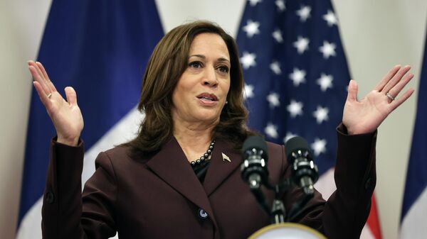U.S. Vice-President Kamala Harris gestures as she gives a press conference in Paris, France November 12, 2021 - Sputnik International
