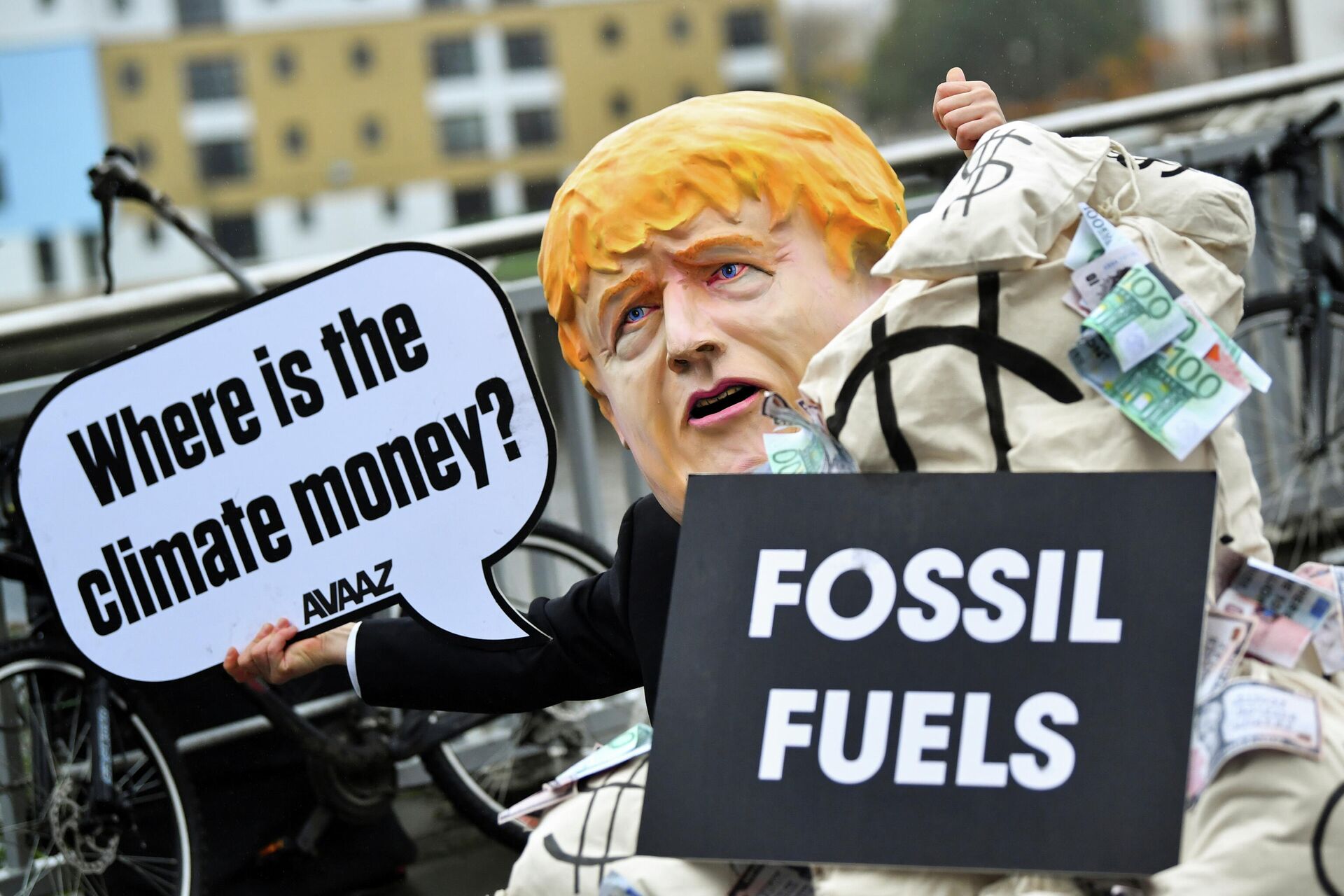 A person wearing a mask depicting Britain's Prime Minister Boris Johnson protests during the UN Climate Change Conference (COP26) in Glasgow, Scotland, Britain November 12, 2021 - Sputnik International, 1920, 16.11.2021