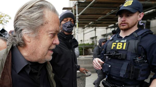 An FBI officer observes as Steve Bannon, talk show host and former White House advisor to former President Donald Trump, arrives at the FBI's Washington field office to turn himself in to federal authorities after being indicted for refusal to comply with a congressional subpoena over the January 6 attacks on the U.S. Capitol in Washington, U.S., November 15, 2021.   - Sputnik International