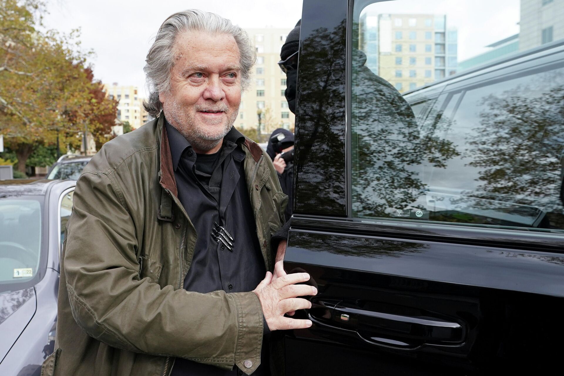 Steve Bannon, talk show host and former White House advisor to former President Donald Trump, arrives at the FBI's Washington field office to turn himself in to federal authorities after being indicted for refusal to comply with a congressional subpoena over the January 6 attacks on the U.S. Capitol in Washington, U.S., November 15, 2021.  - Sputnik International, 1920, 15.11.2021