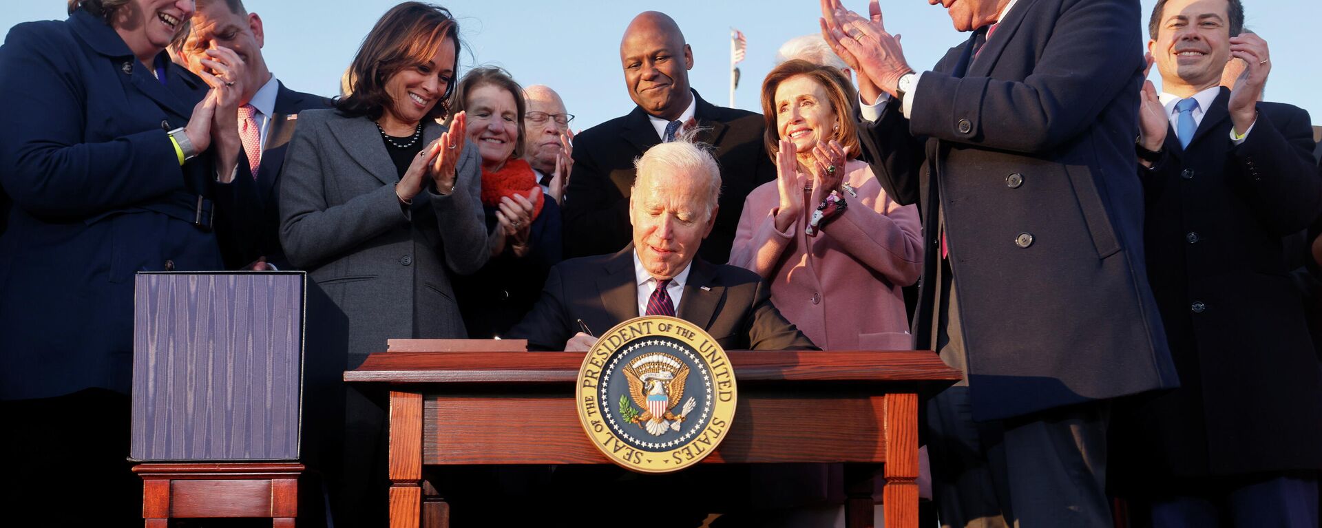 U.S. President Joe Biden signs the Infrastructure Investment and Jobs Act, on the South Lawn at the White House in Washington, U.S., November 15, 2021. - Sputnik International, 1920, 15.11.2021