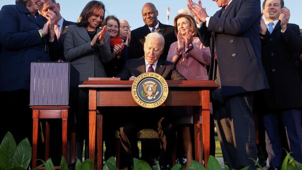 U.S. President Joe Biden signs the Infrastructure Investment and Jobs Act, on the South Lawn at the White House in Washington, U.S., November 15, 2021. - Sputnik International