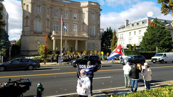 Two groups of protesters outside the Cuban Embassy in Washington, DC, on November 15, 2021: in the foreground, demonstrators supporting dissidents inside of Cuba, and in front of the embassy, supporters of the Cuban government. - Sputnik International