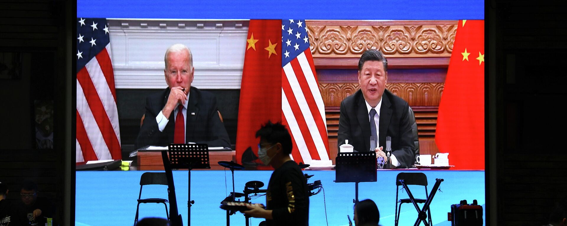 A screen shows Chinese President Xi Jinping attending a virtual meeting with U.S. President Joe Biden via video link, at a restaurant in Beijing, China - Sputnik International, 1920, 16.11.2021