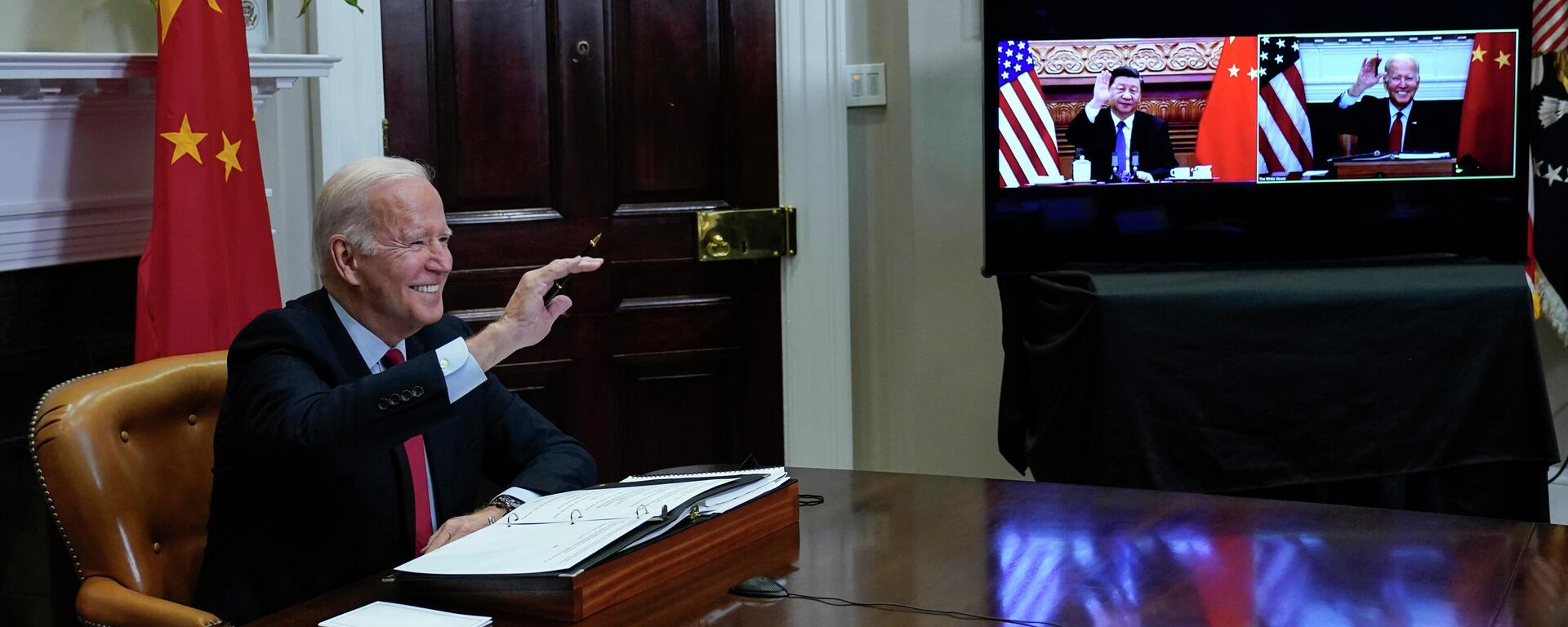 President Joe Biden waves as he meets virtually with Chinese President Xi Jinping from the Roosevelt Room of the White House in Washington, Monday, Nov. 15, 2021 - Sputnik International, 1920, 17.11.2021