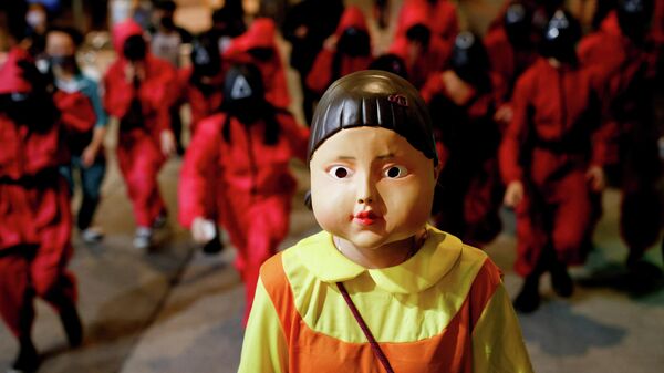 People wear Netflix series 'Squid Game' costumes celebrating Halloween, in Hong Kong, China, October 31, 2021 - Sputnik International