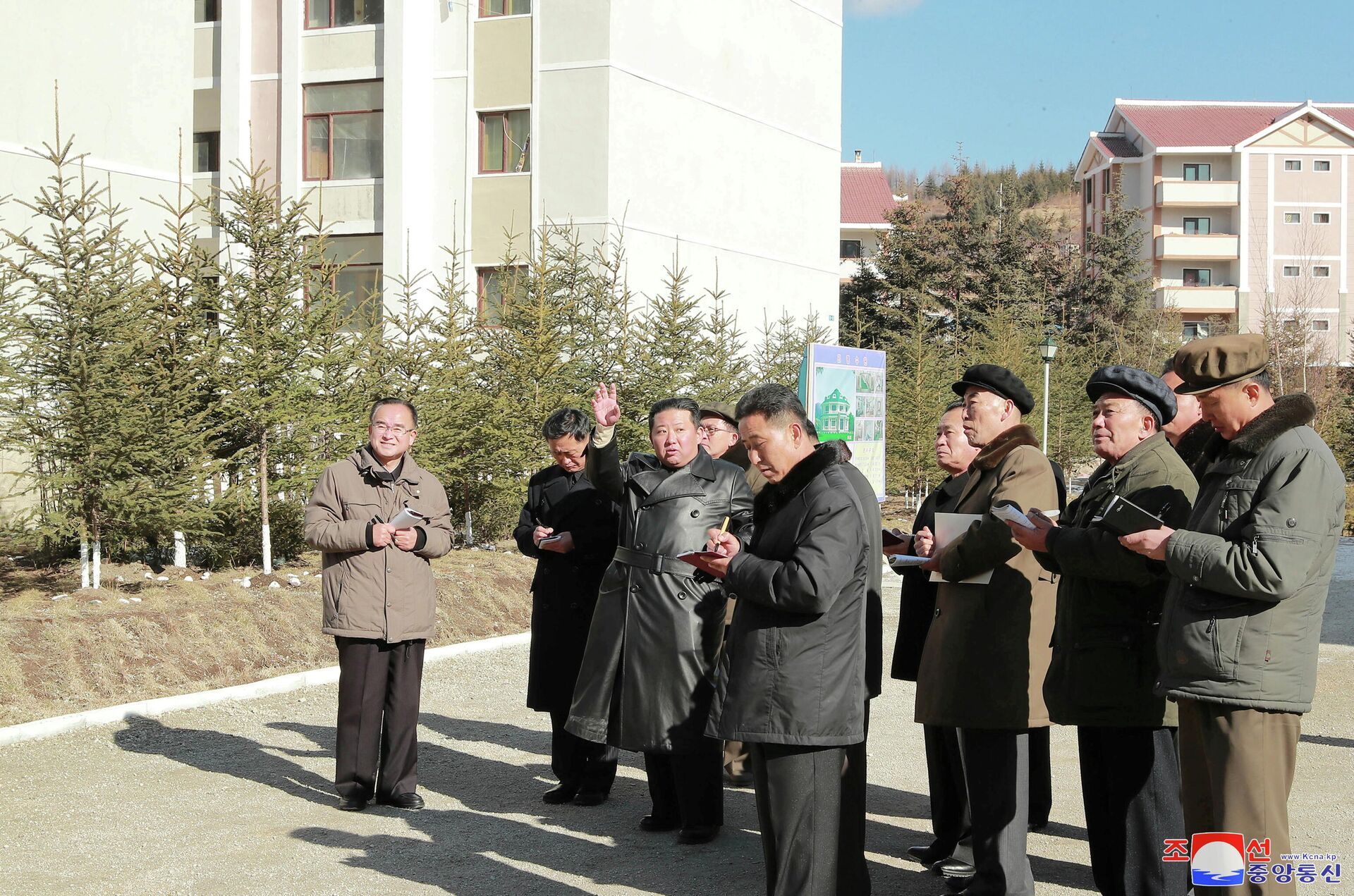 North Korean leader Kim Jong Un gives field guidance during a visit to Samjiyon City, North Korea in this undated photo released on November 16, 2021 by North Korea's Korean Central News Agency (KCNA). - Sputnik International, 1920, 16.11.2021