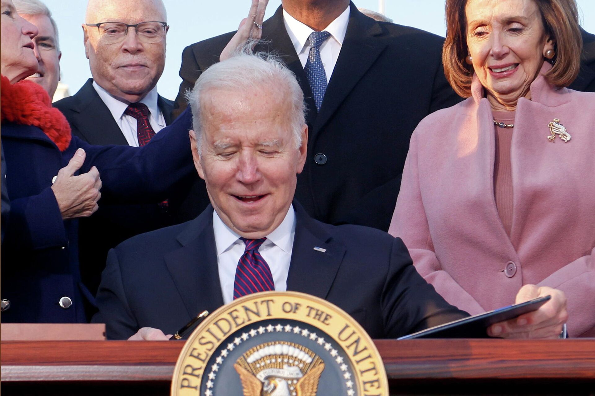 U.S. President Joe Biden celebrates with lawmakers including ‪House Speaker Nancy Pelosi (D-CA) before signing the Infrastructure Investment and Jobs Act on the South Lawn at the White House in Washington, U.S. November 15, 2021. - Sputnik International, 1920, 17.11.2021