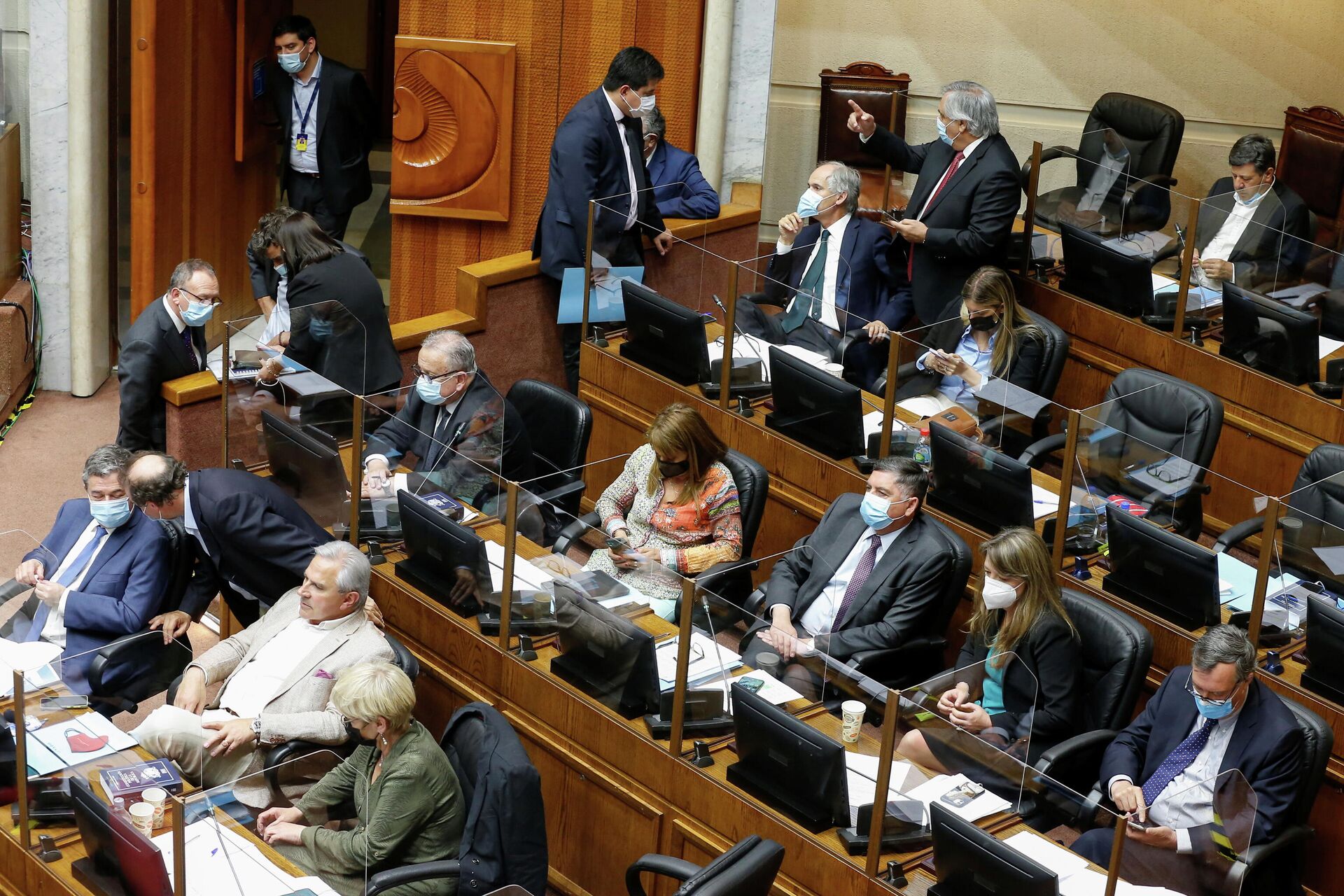 Chile's senators gather to vote on a motion to impeach President Sebastian Pinera over allegations of irregularities in the sale of a mining firm, in Valparaiso, Chile November 16, 2021 - Sputnik International, 1920, 17.11.2021