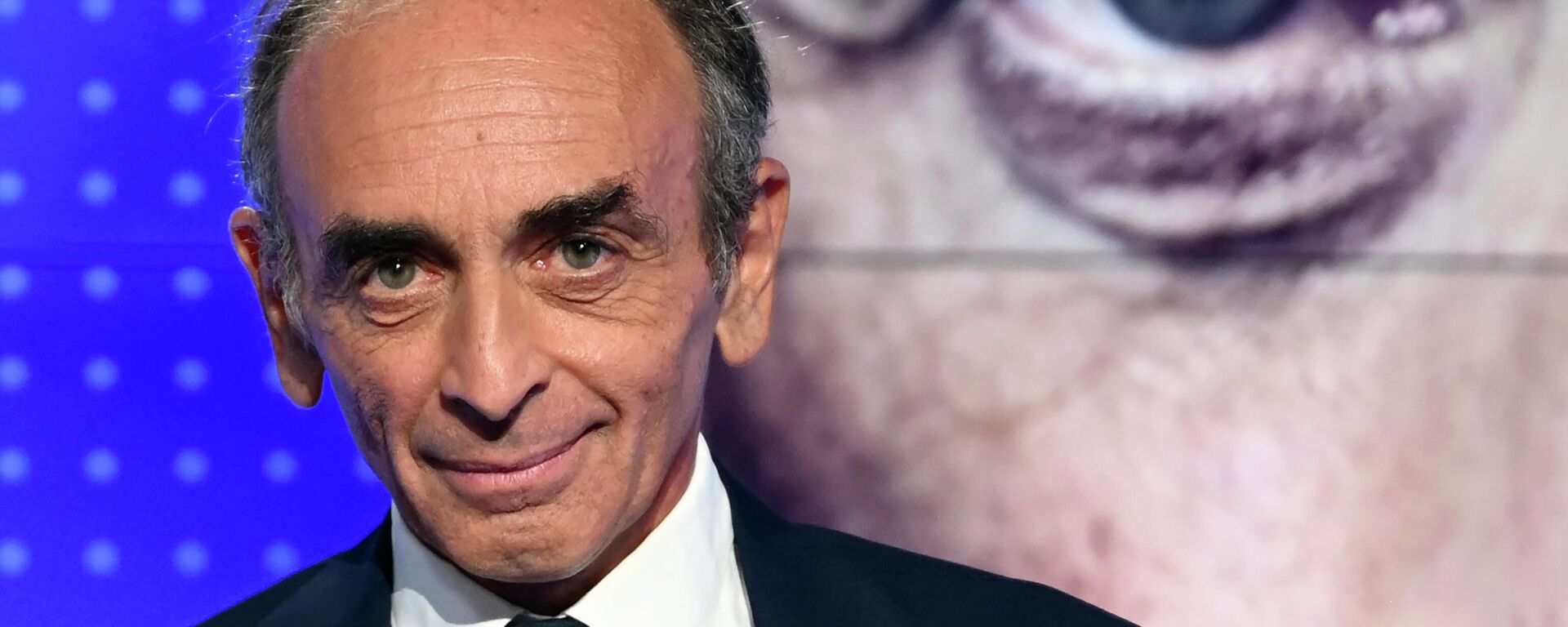 FILE - In this Sept.23, 2021 file photo, French media pundit Eric Zemmour poses prior to a televised debate between French far-left leader, Jean-Luc Melenchon in Paris - Sputnik International, 1920, 17.11.2021