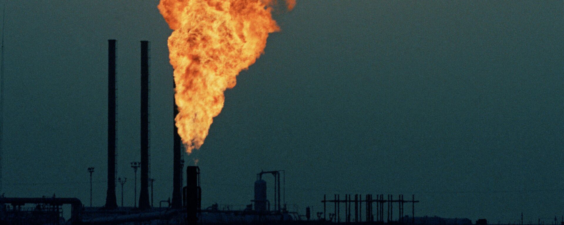 Some of the byproduct in oil production is burned off at a petrochemical plant in the desert at Abadan, near Ahwaz, Iran, during a sandstorm, July 1971 - Sputnik International, 1920, 08.03.2022