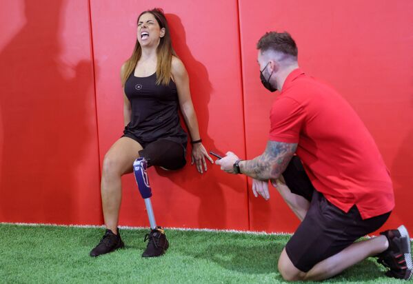 Amputee athlete Darine Barbar attempts to break the Guinness World Records title for the Longest Samson&#x27;s chair/static wall sit, in Dubai on 4 June 2021. Barbar, achieved the record with a total of 2 minutes, and 8.24 seconds. - Sputnik International