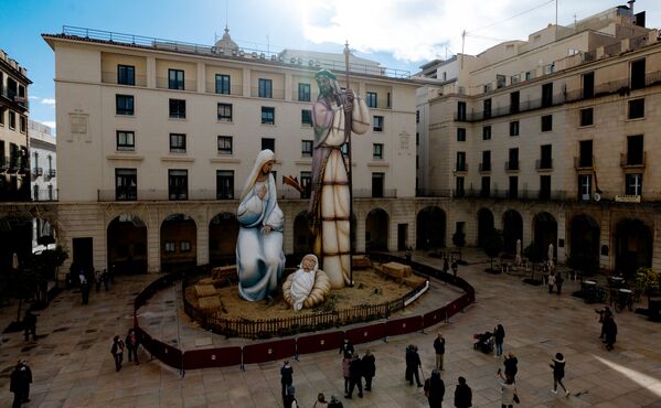 People visit the 18 meter high Nativity Scene in Alicante on 4 December 2020 that won a Guinness world record for &#x27;the largest nativity scene figurines&#x27;. Alicante smashed Mexico&#x27;s previous 5-metre-tall nativity scene featuring three monumental sculptures of Joseph, Mary and baby Jesus. - Sputnik International