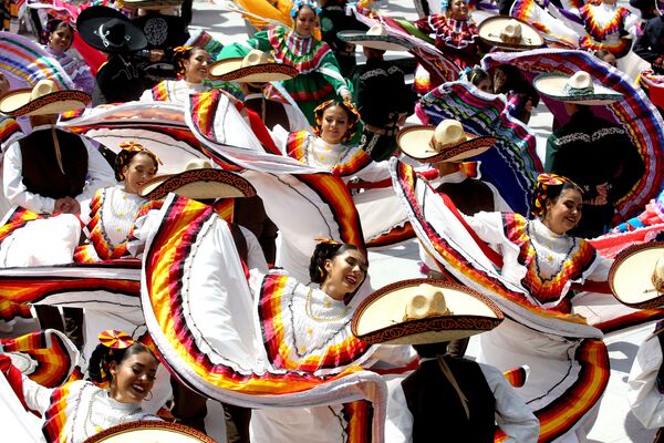 Couples dance to traditional Mariachi music to break the Guinness World Record for the largest Mexican folk dance in Guadalajara, Jalisco state, Mexico, on 24 August 2019.  882 people danced to Mariachi music at the start of the 26th Mariachi International Festival. - Sputnik International