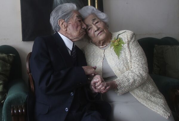 Married couple Julio Mora Tapia, 110, and Waldramina Quinteros, 104, both retired teachers, pose for a photo at their home in Quito, Ecuador, Friday, 28 August 2020. The couple is recognised by the Guinness World Records as the oldest married couple in the world, because of their combined ages. They have been married for 79 years. - Sputnik International