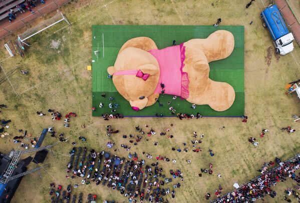 In this aereal view officials measure a giant teddy bear measuring more than 20 meters long and weighing 4 tonnes,  which entered the Guinness Book of World Records as the biggest of its kind on 28 April 2019 in Xonacatlan, Mexico state. - Sputnik International