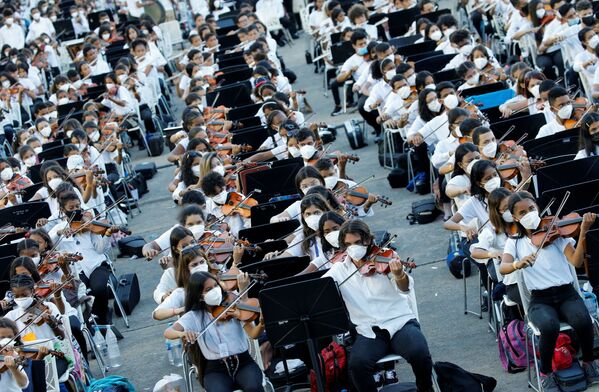 Musicians of Venezuela&#x27;s National System of Youth Orchestras and Choirs perform as they try to break the Guinness World Record for the largest orchestra in the world, in Caracas, Venezuela 13 November 2021. - Sputnik International