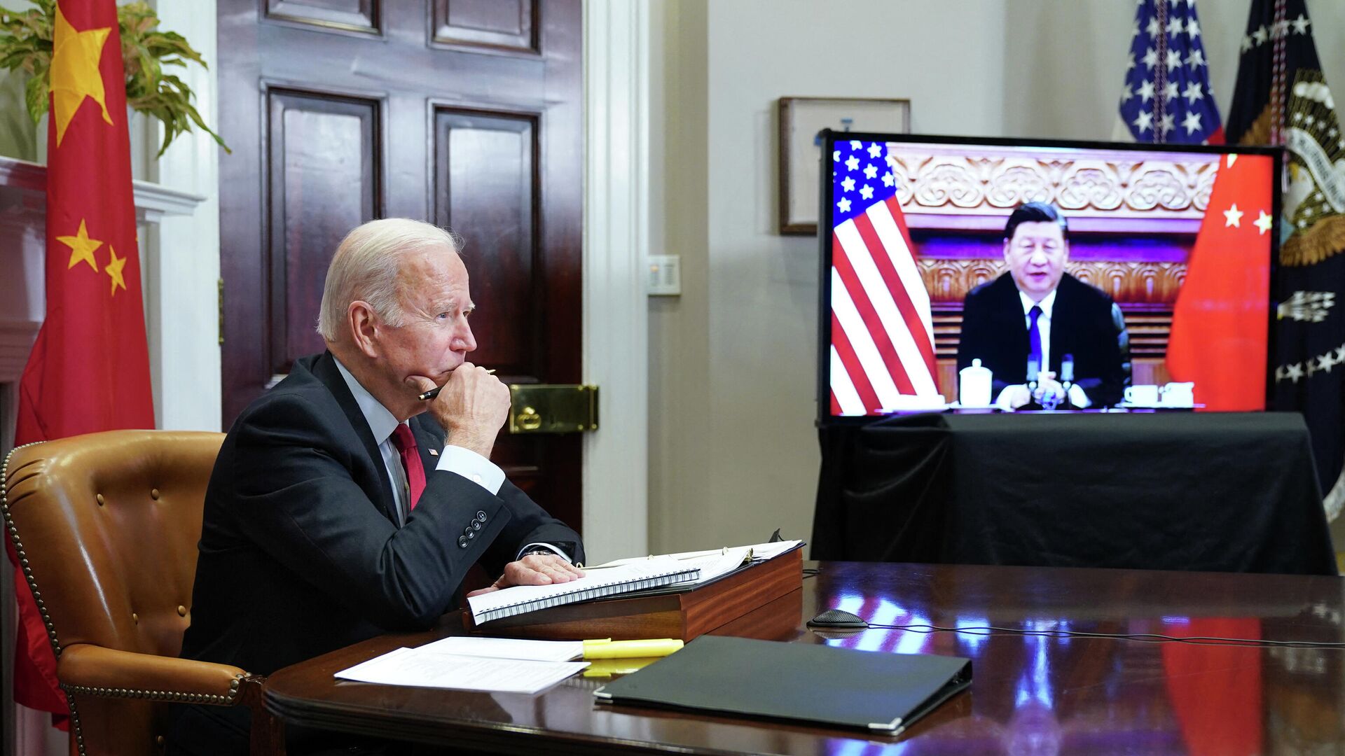 US President Joe Biden meets with China's President Xi Jinping during a virtual summit from the Roosevelt Room of the White House in Washington, DC, November 15, 2021.  - Sputnik International, 1920, 17.11.2021