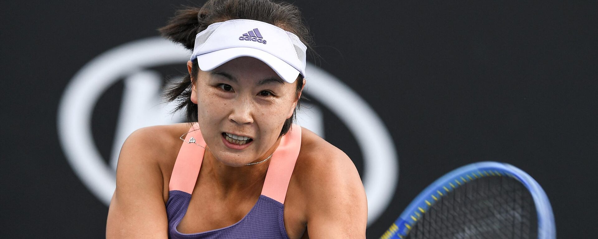 China's Shuai Peng hits a return against Japan's Nao Hibino during their women's singles match on day two of the Australian Open tennis tournament in Melbourne on January 21, 2020.  - Sputnik International, 1920, 23.11.2021