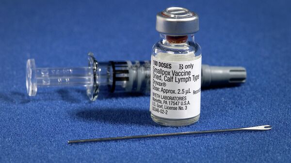 Components of a smallpox vaccination kit including the diluent, a vial of Dryvax smallpox vaccine, and a bifurcated needle - Sputnik International