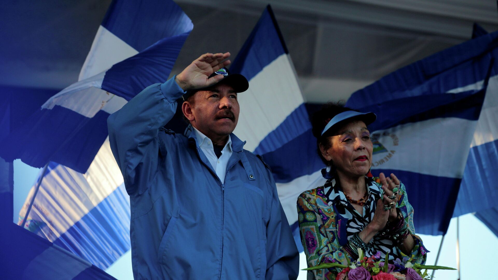 Nicaraguan President Daniel Ortega and Vice President Rosario Murillo gesture during a march called We walk for peace and life. - Sputnik International, 1920, 20.11.2021