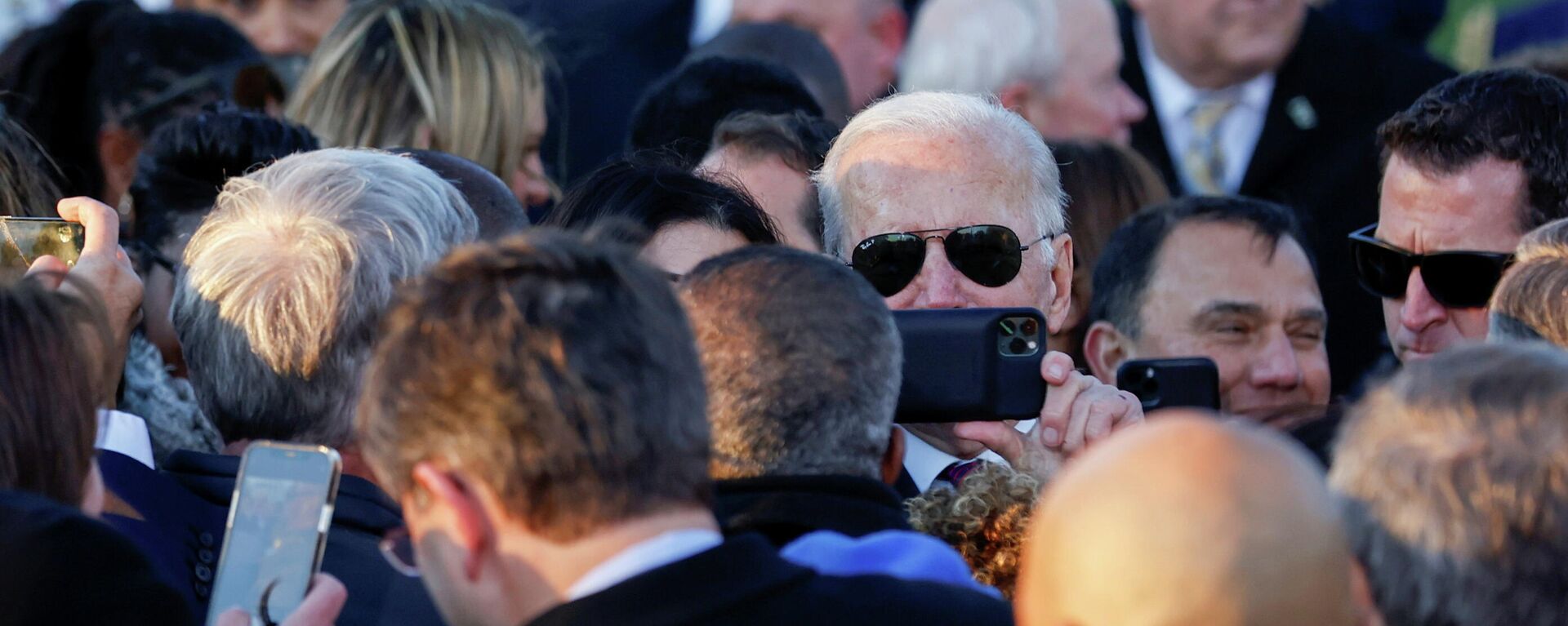 U.S. President Joe Biden celebrates with lawmakers and guests after signing the Infrastructure Investment and Jobs Act on the South Lawn at the White House in Washington, U.S. November 15, 2021. - Sputnik International, 1920, 17.11.2021