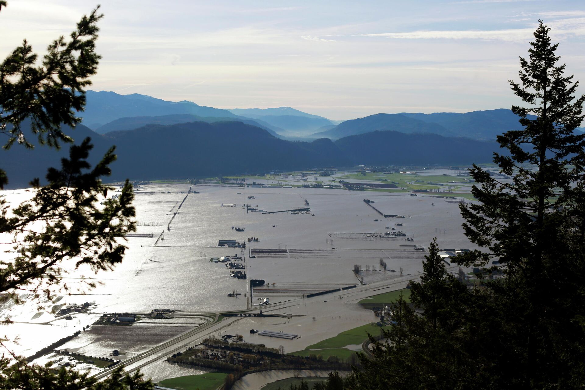 Flooded houses and farms are seen from the top of Sumas Mountain after rainstorms caused flooding and landslides in Abbotsford, British Columbia, Canada November 17, 2021. - Sputnik International, 1920, 18.11.2021