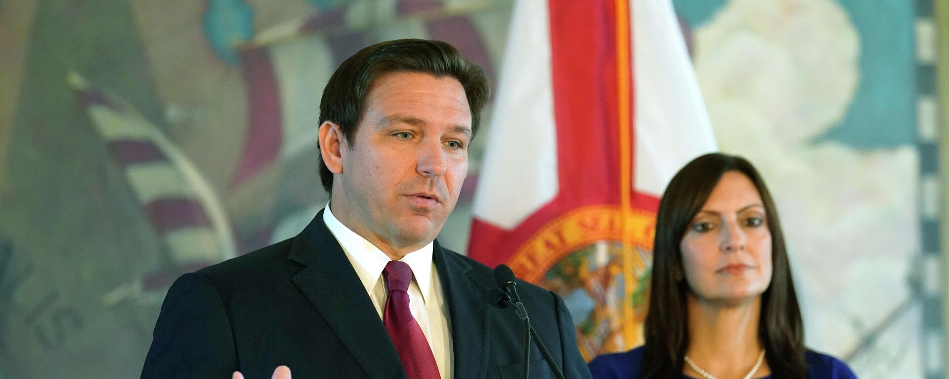 Florida Gov. Ron DeSantis announces that he will ask the legislature for $25 million to renovate the Freedom Tower, Monday, Nov. 15, 2021, in Miami. - Sputnik International, 1920, 07.05.2022