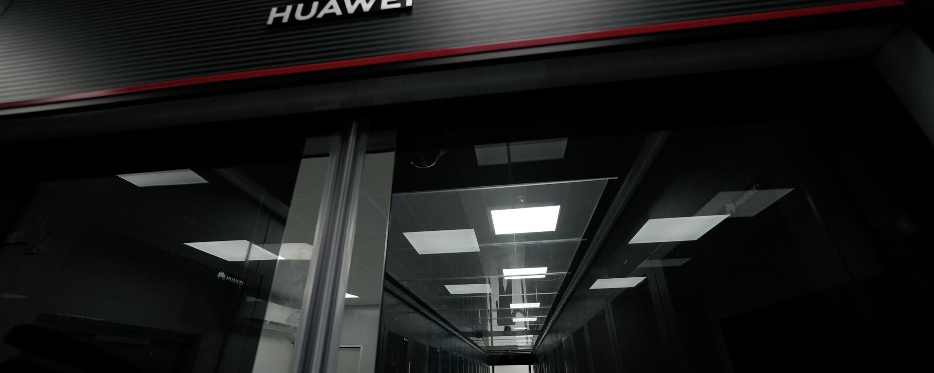 A technician stands at the entrance to a Huawei 5G data center at the Guangdong Second Provincial General Hospital in Guangzhou, in southern China's Guangdong province, Sunday, Sept. 26, 2021 - Sputnik International, 1920, 27.04.2022
