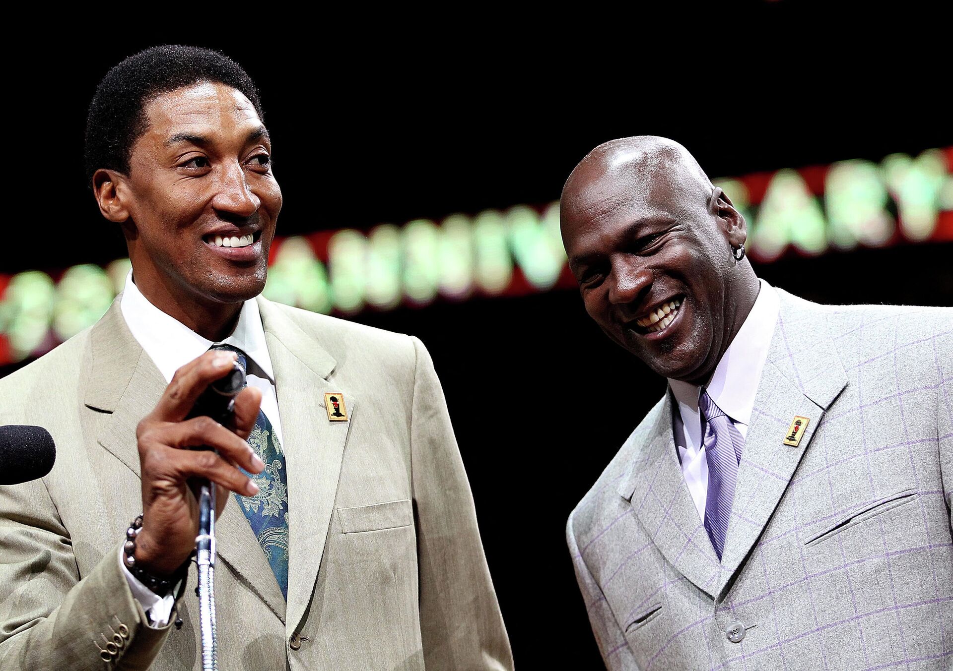 CHICAGO, IL - MARCH 12: Former players Scottie Pippen and Michael Jordan of the Chicago Bulls smile as the crowd cheers during a 20th anniversary recognition ceremony of the Bulls 1st NBA Championship in 1991 during half-time of a game bewteen the Bulls and the Utah Jazz at the United Center on March 12, 2011 in Chicago, Illinois - Sputnik International, 1920, 18.11.2021
