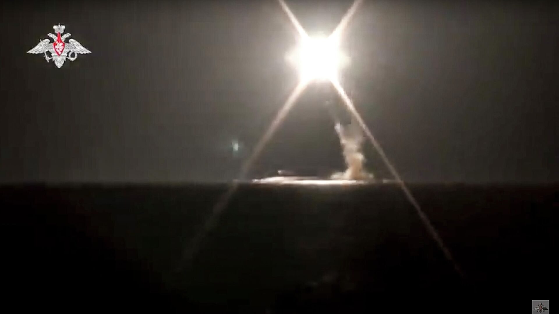 In this photo taken from video distributed by Russian Defense Ministry Press Service on Monday, Oct. 4, 2021, a new Zircon hypersonic cruise missile is launched by a submarine of the Russian navy from the Barents Sea - Sputnik International, 1920, 18.11.2021