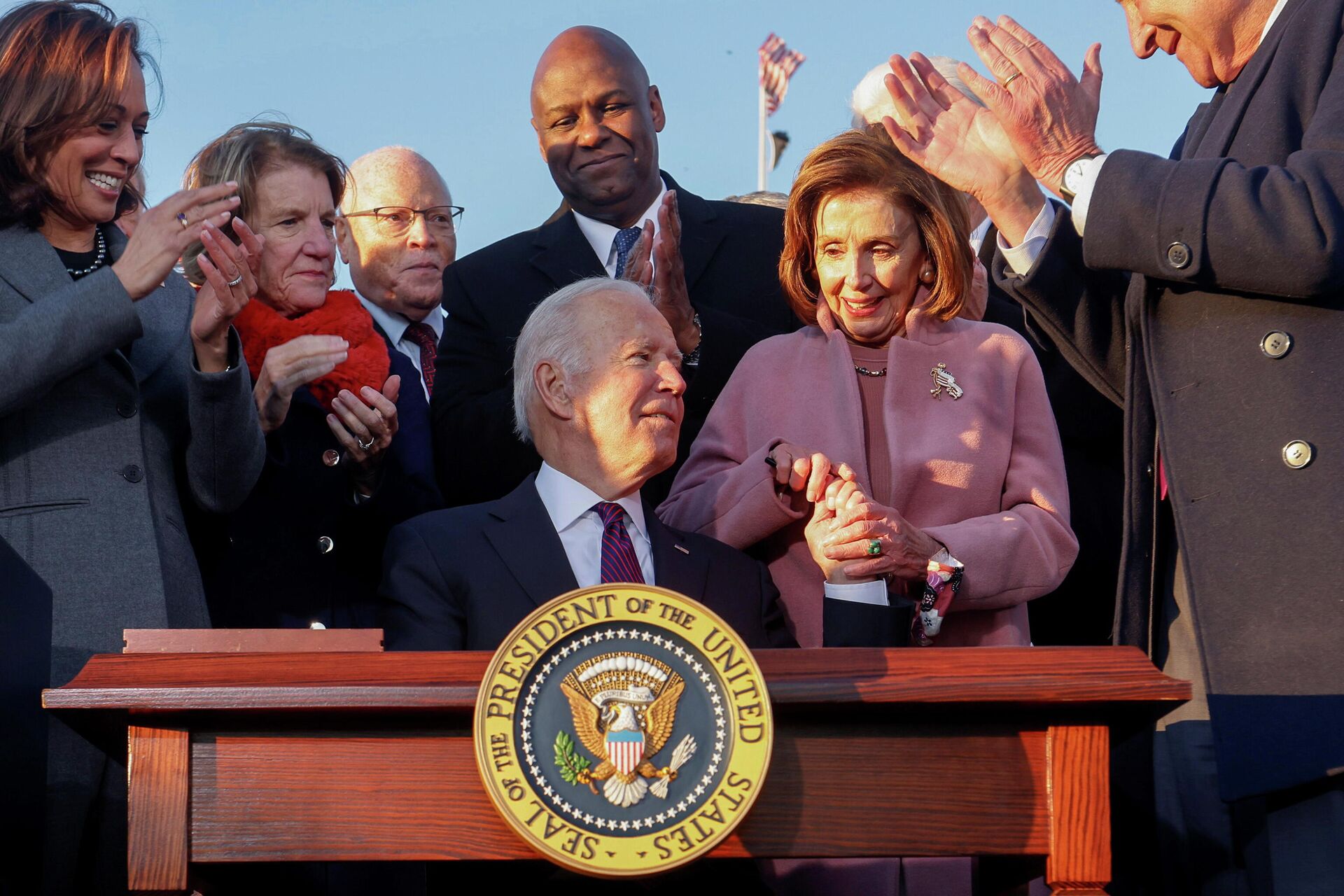 U.S. President Joe Biden celebrates with lawmakers including House Speaker Nancy Pelosi (D-CA) and Senate Majority Leader Chuck Schumer (D-NY) after signing the Infrastructure Investment and Jobs Act on the South Lawn at the White House in Washington, U.S. November 15, 2021 - Sputnik International, 1920, 23.11.2021