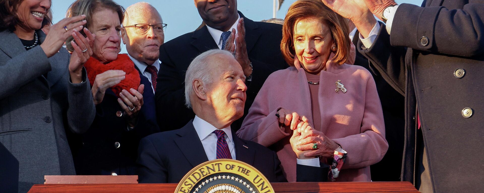 U.S. President Joe Biden celebrates with lawmakers including House Speaker Nancy Pelosi (D-CA) and Senate Majority Leader Chuck Schumer (D-NY) after signing the Infrastructure Investment and Jobs Act on the South Lawn at the White House in Washington, U.S. November 15, 2021 - Sputnik International, 1920, 27.11.2021