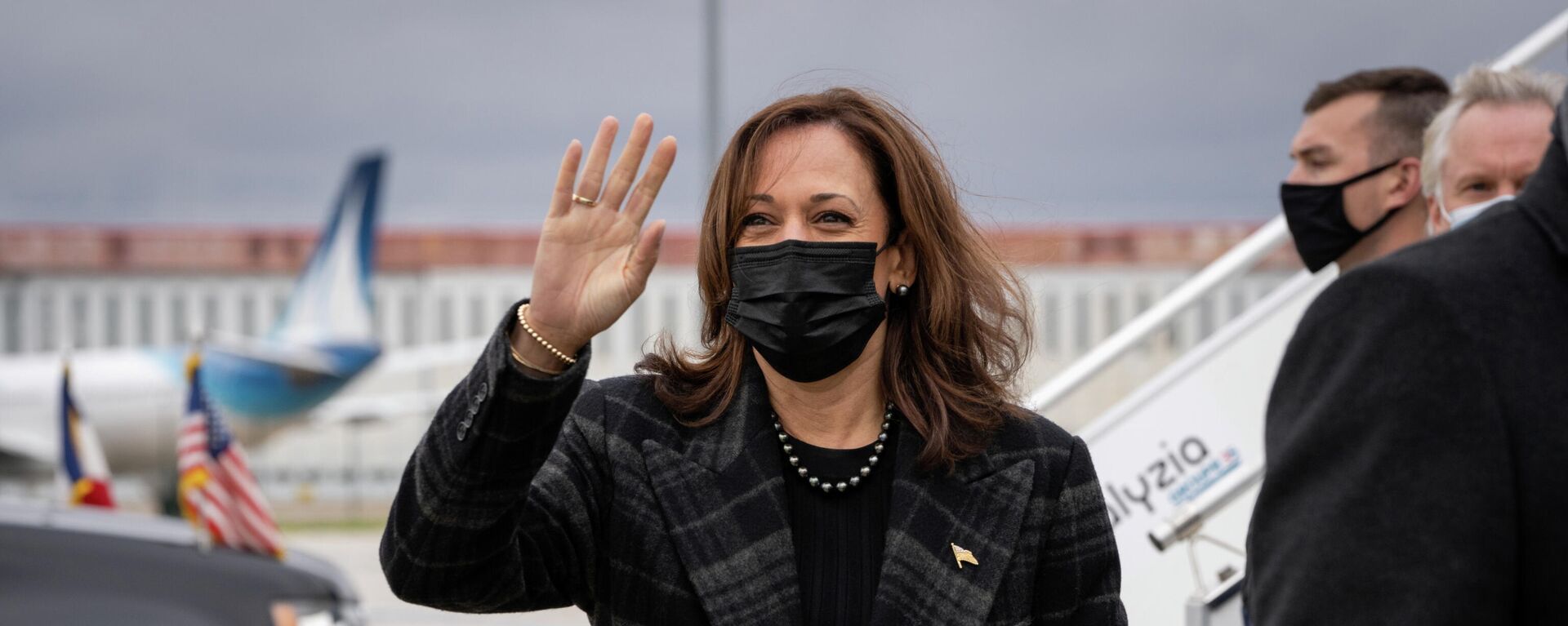 U.S. Vice President Kamala Harris waves to reporters before boarding Air Force Two en route to Joint Base Andrews, at Paris-Orly Airport in Orly, France, November 13, 2021. - Sputnik International, 1920, 18.11.2021