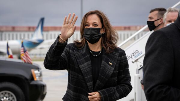 U.S. Vice President Kamala Harris waves to reporters before boarding Air Force Two en route to Joint Base Andrews, at Paris-Orly Airport in Orly, France, November 13, 2021. - Sputnik International