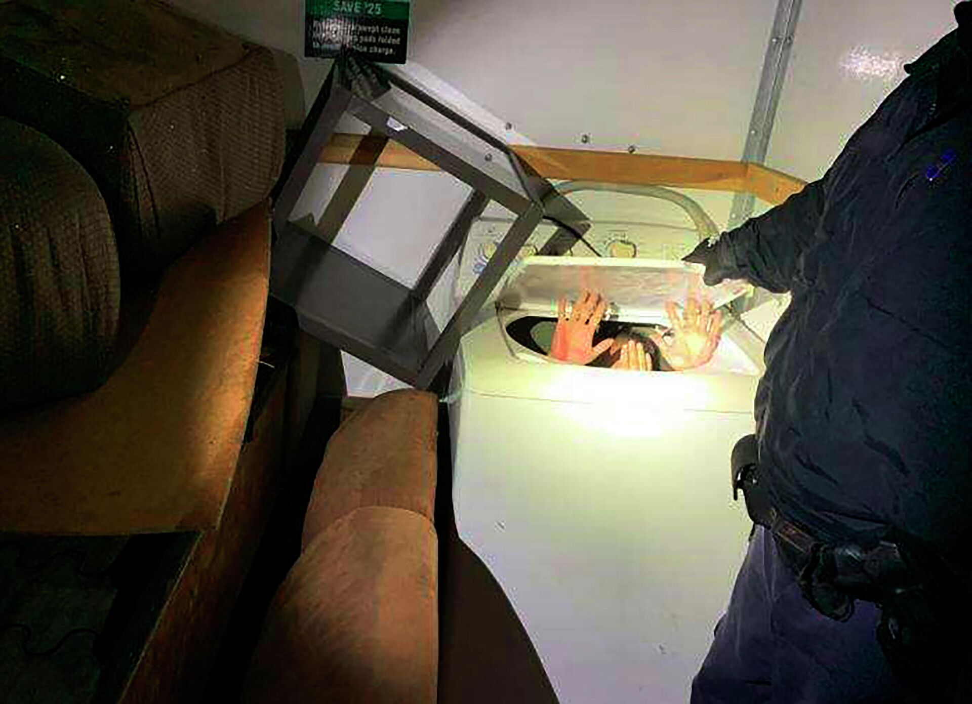This photo released Monday, Dec. 9, 2019 by U.S. Customs and Border Protection (CBP) shows hands held up by a person or persons hiding in a washing machine, among 11 Chinese nationals found by CBP agents hiding in furniture and appliances inside a moving truck stopped Saturday, Dec. 7, while entering the U.S. from Mexico at the San Ysidro border crossing near San Diego, federal officials said. - Sputnik International, 1920, 19.11.2021