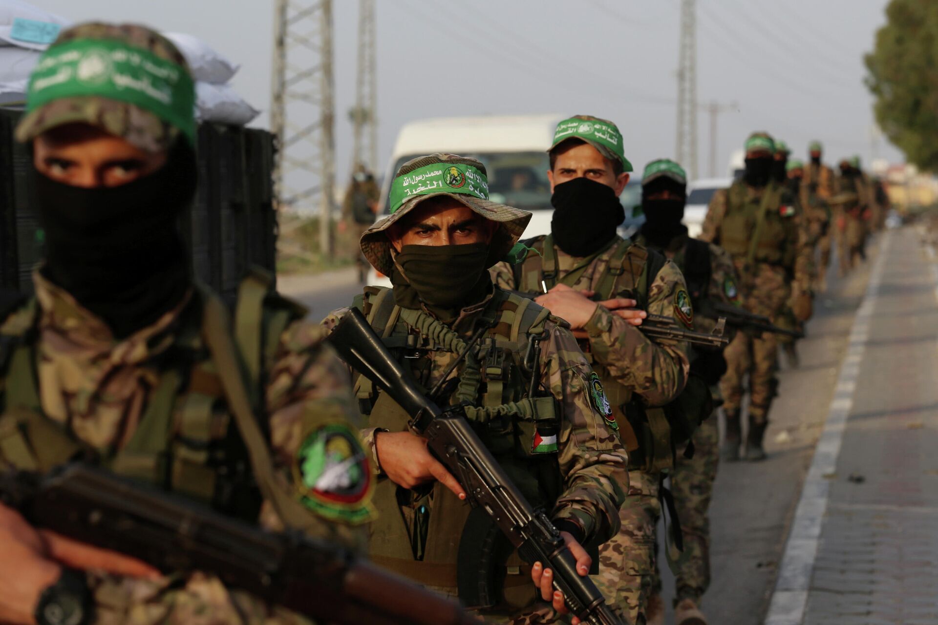 Masked militants from the Izzedine al-Qassam Brigades, a military wing of Hamas, march with their rifles along the main road of the Nusseirat refugee camp, central Gaza Strip, Thursday, 28 October 2021. - Sputnik International, 1920, 21.04.2022