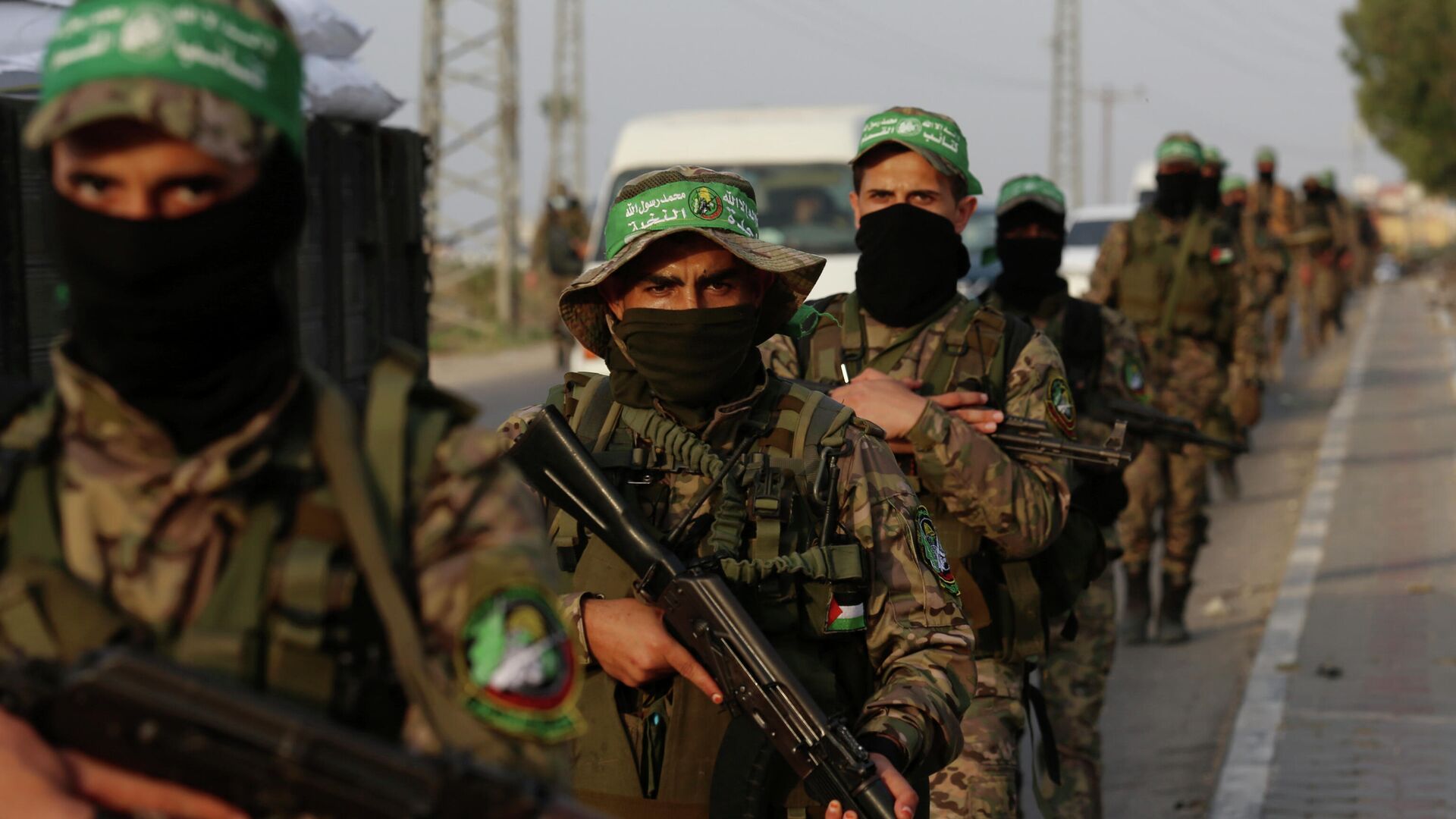 Masked militants from the Izzedine al-Qassam Brigades, a military wing of Hamas, march with their rifles along the main road of the Nusseirat refugee camp, central Gaza Strip, Thursday, 28 October 2021. - Sputnik International, 1920, 24.03.2022