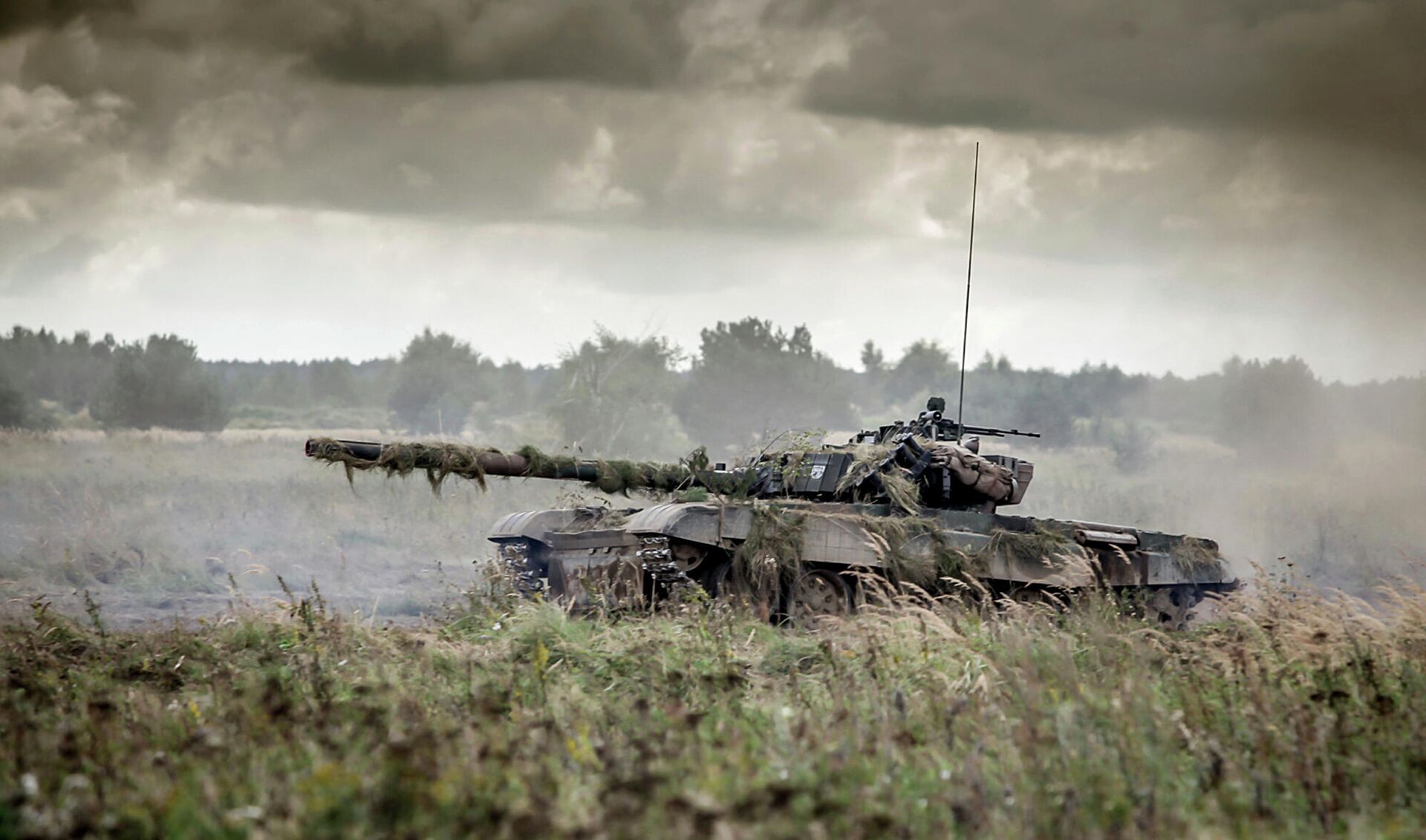 In this Sept. 17, 2017 file photo provided by the Polish Armed Forces General Command a tank takes part in the Dragon 17 exercise in Drawsko Pomorskie, Poland. - Sputnik International, 1920, 30.12.2021