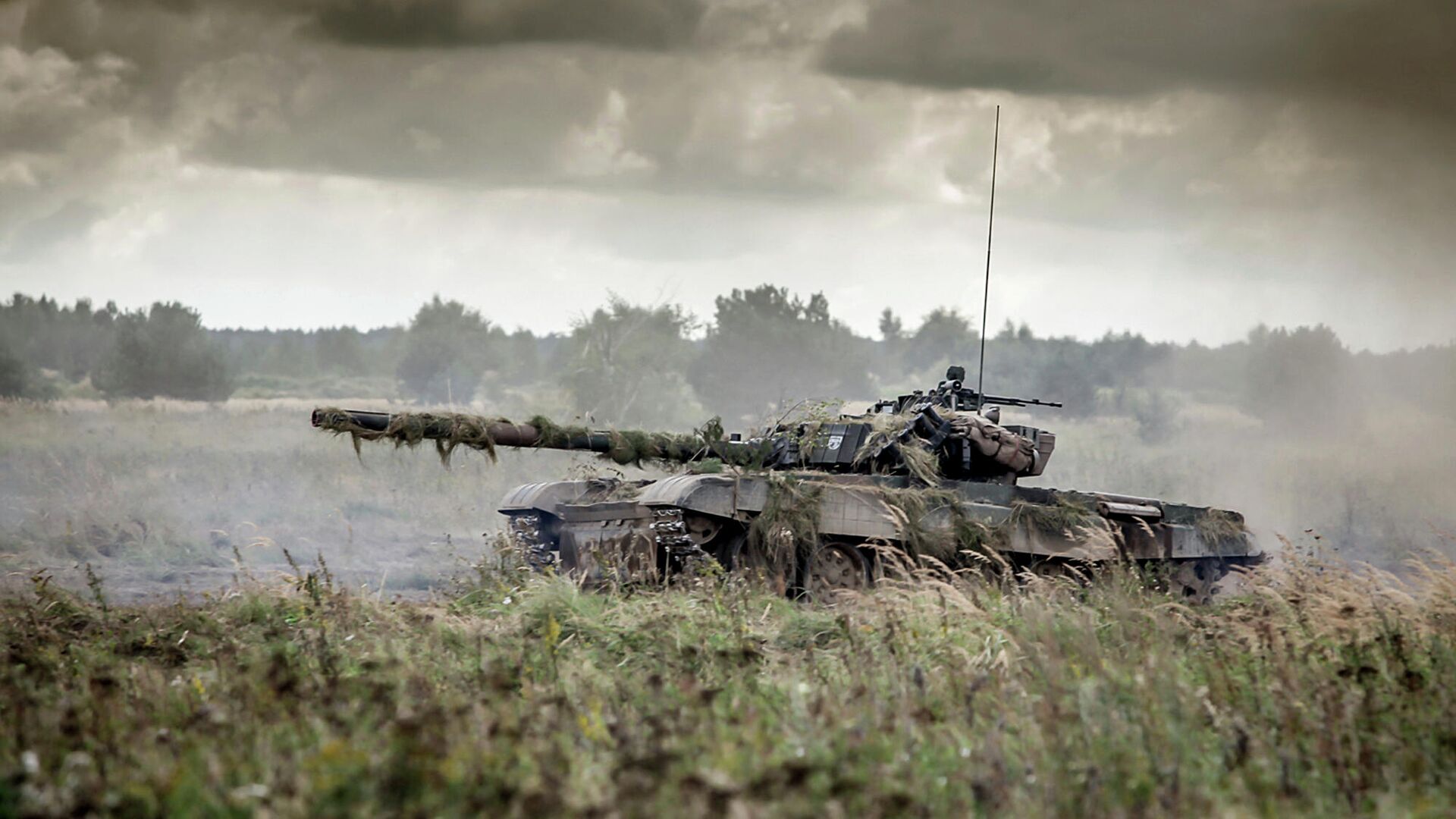 In this Sept. 17, 2017 file photo provided by the Polish Armed Forces General Command a tank takes part in the Dragon 17 exercise in Drawsko Pomorskie, Poland. - Sputnik International, 1920, 20.12.2021