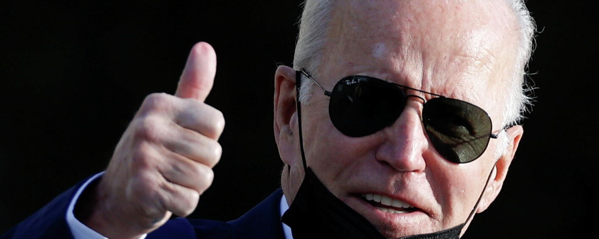 U.S. President Joe Biden gestures to reporters as he departs his annual physical at Walter Reed National Military Medical Center in Bethesda, Maryland, U.S. November 19, 2021. - Sputnik International, 1920, 19.11.2021