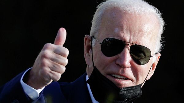 U.S. President Joe Biden gestures to reporters as he departs his annual physical at Walter Reed National Military Medical Center in Bethesda, Maryland, U.S. November 19, 2021. - Sputnik International