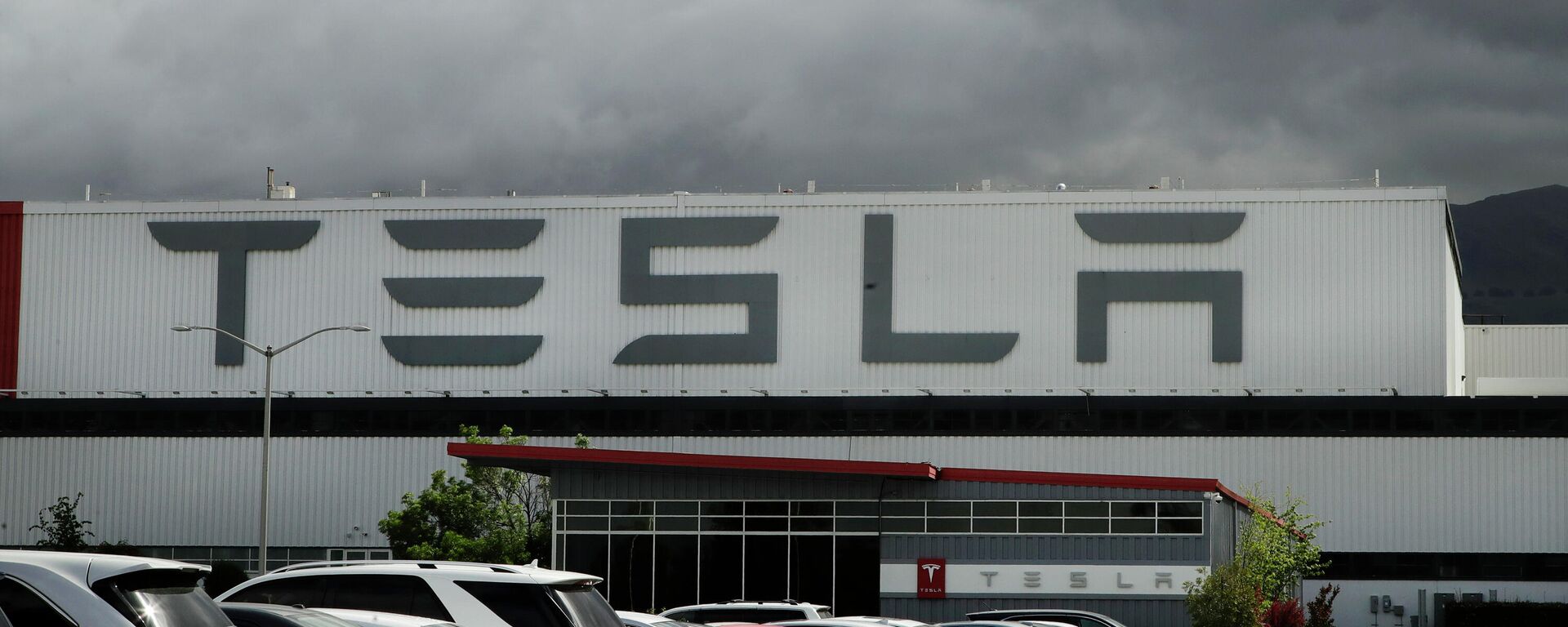 This May 12, 2020, file photo shows the Tesla plant, in Fremont, Calif. A jury in San Francisco says Tesla must pay nearly $137 million to a Black former worker who said he suffered racial abuse at the electric carmaker's San Francisco Bay Area factory. - Sputnik International, 1920, 22.12.2022