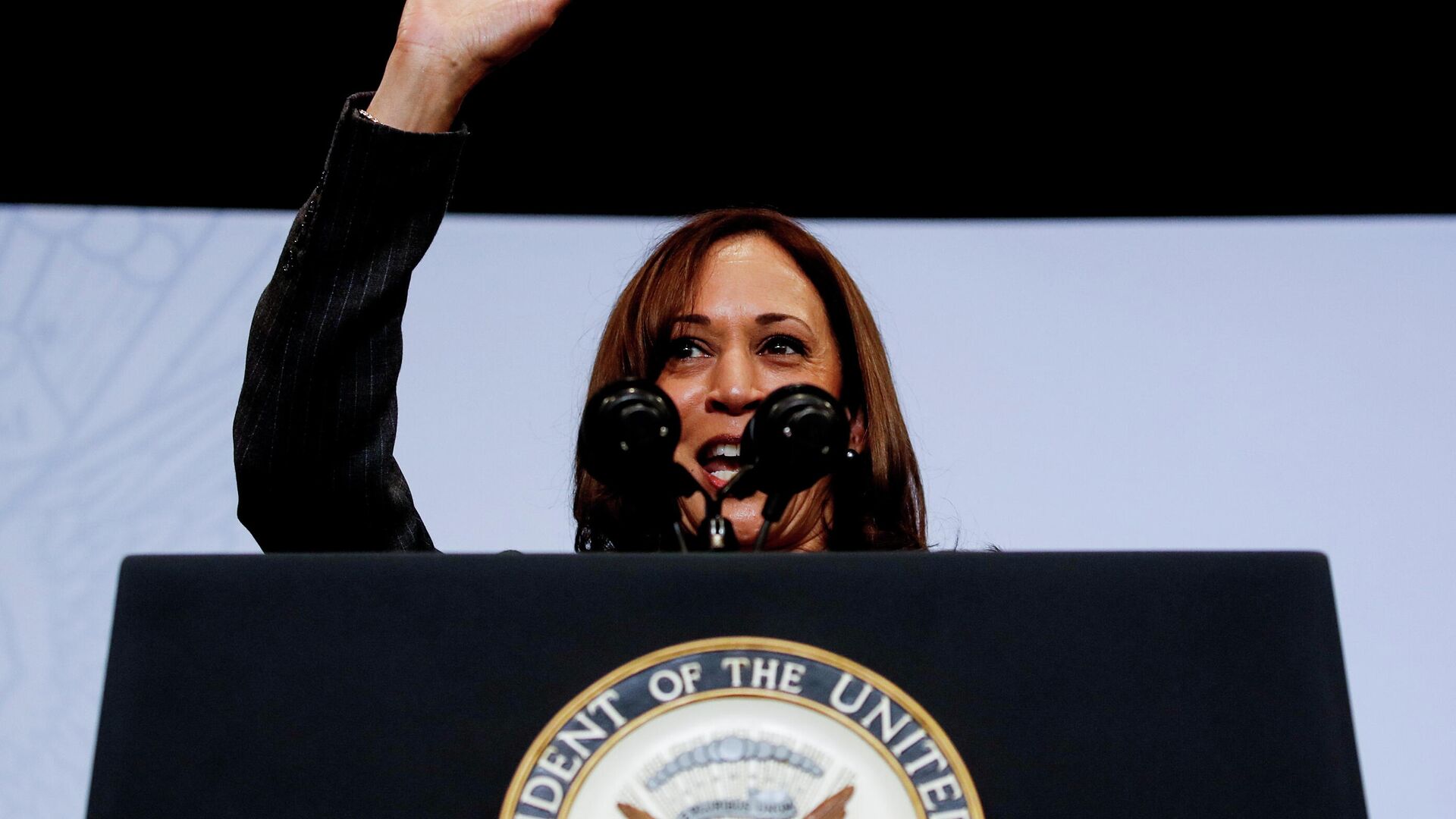 U.S. Vice President Kamala Harris delivers remarks promoting the Biden administration's infrastructure plans during a visit to the Northeast Bronx YMCA in the Bronx borough of New York City, New York, U.S., October 22, 2021. - Sputnik International, 1920, 20.11.2021