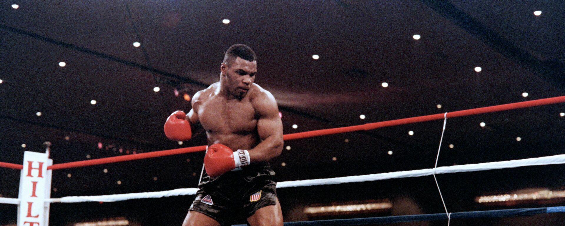 Mike Tyson (L) fights against heavyweight champion Trevor Berbick (R) to become the youngest heavyweight world champion in history on November 22, 1986 in Las Vegas. - Sputnik International, 1920, 20.11.2021