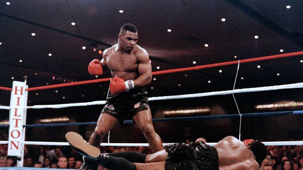 Mike Tyson (L) fights against heavyweight champion Trevor Berbick (R) to become the youngest heavyweight world champion in history on November 22, 1986 in Las Vegas. - Sputnik International