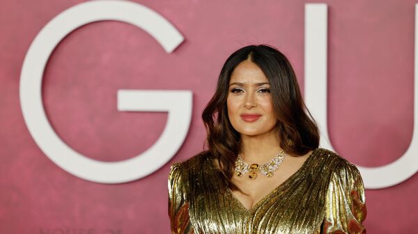 US-Mexican actor Salma Hayek poses on the red carpet on arrival to attend the UK premiere of the film 'House of Gucci', in London on November 9, 2021.  - Sputnik International
