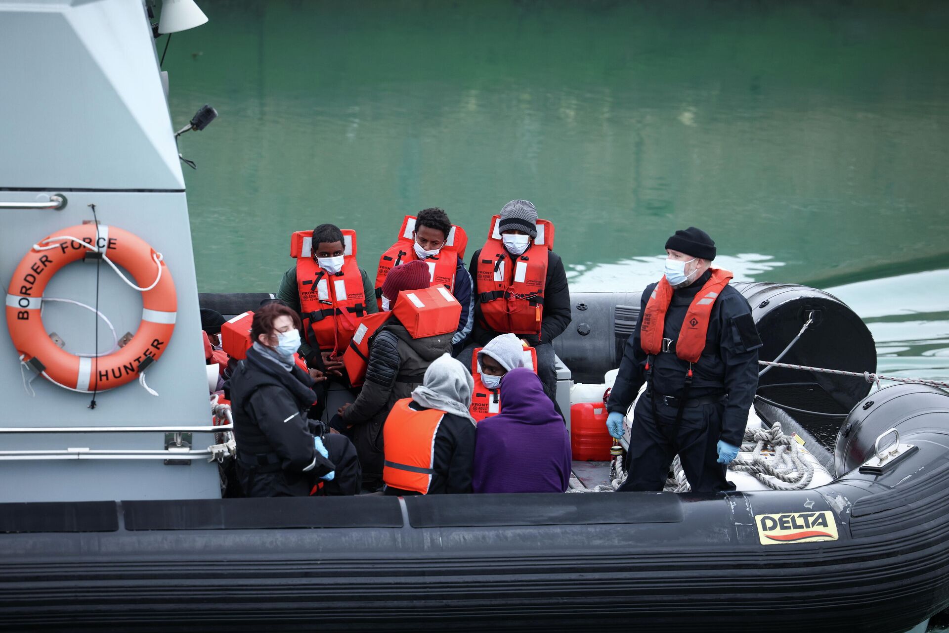 Migrants are brought into Dover harbour onboard a Border Force rescue boat, after crossing the channel, in Dover, Britain, November 19, 2021 - Sputnik International, 1920, 01.12.2021
