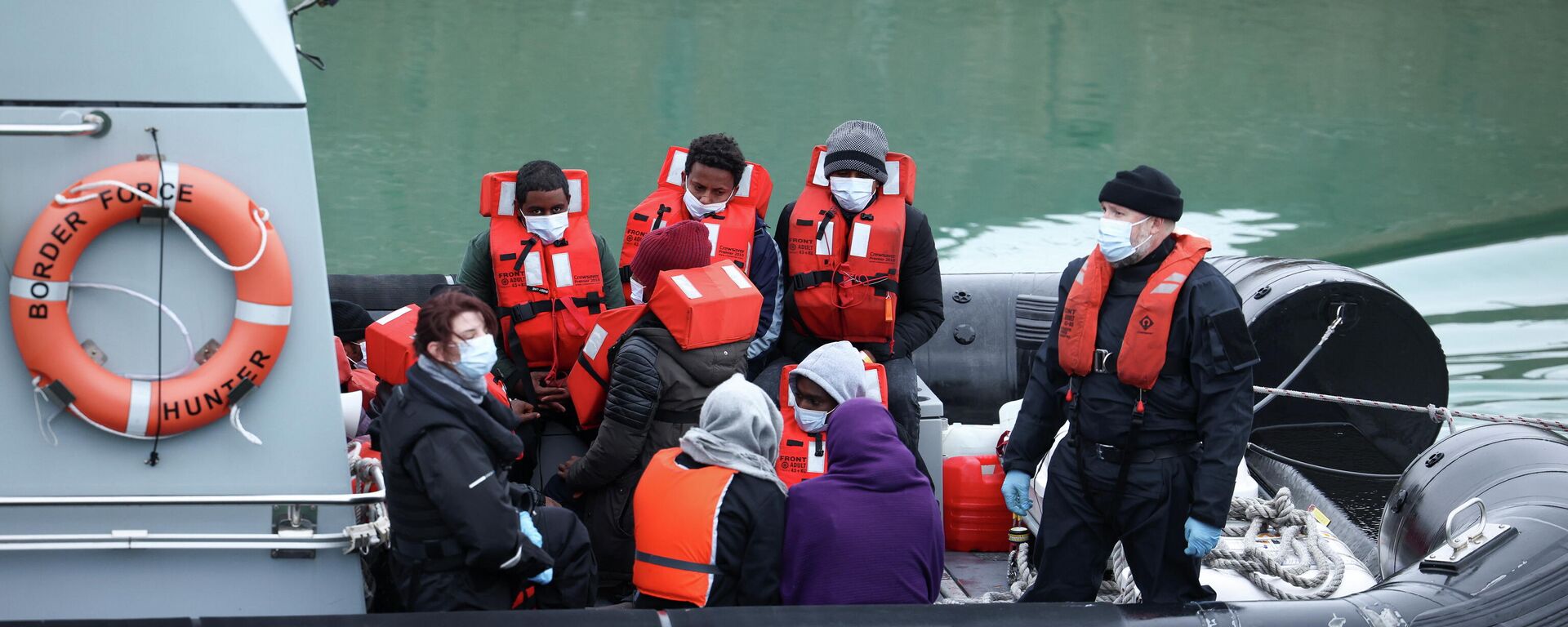 Migrants are brought into Dover harbour onboard a Border Force rescue boat, after crossing the channel, in Dover, Britain, November 19, 2021 - Sputnik International, 1920, 23.11.2021